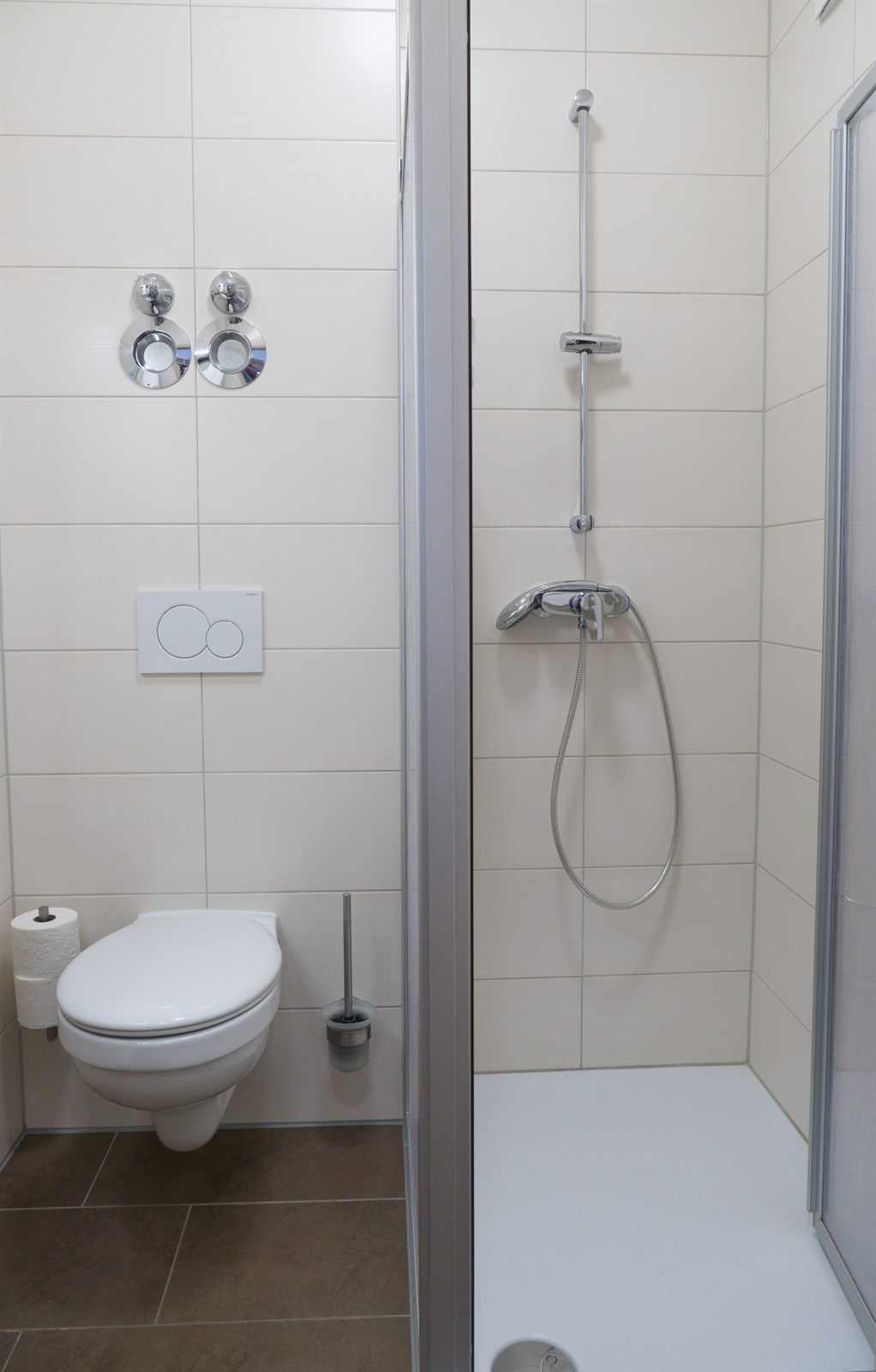 Einzelzimmer – Bad mit Dusche und WC
