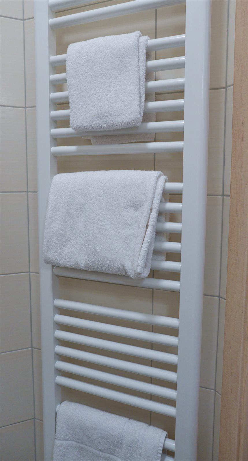Einzelzimmer – Handtuchhalter im Bad