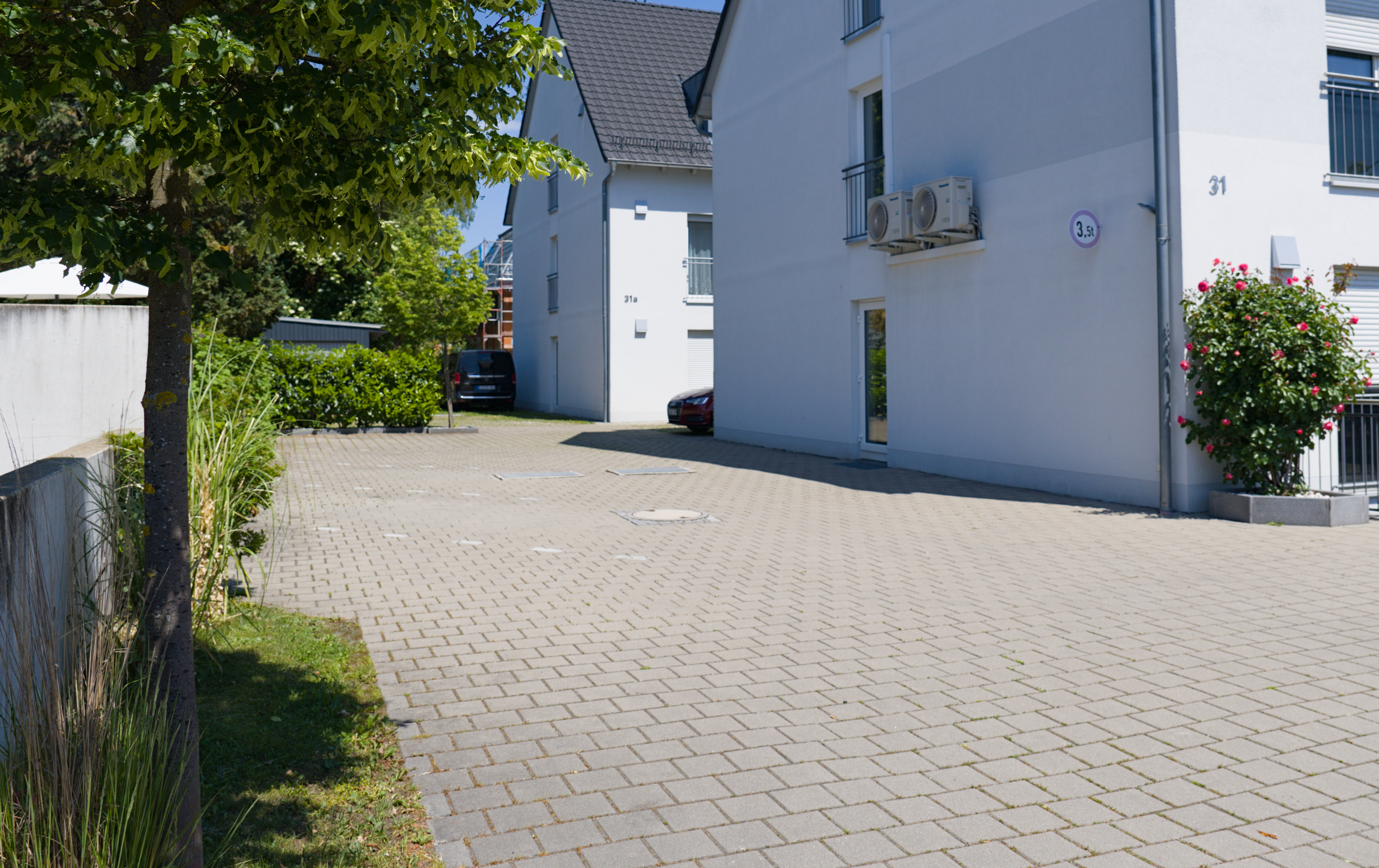 Kostenlose Parkplätze direkt neben dem Gebäude der Pension Sonntag